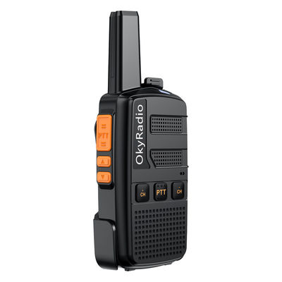 Radios portátiles de dos vías de 5W de color negro con batería recargable y cargador USB
