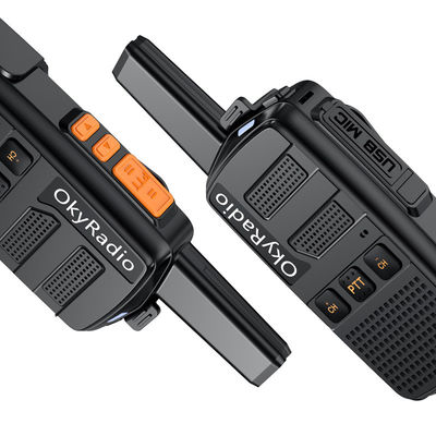 Radios portátiles de dos vías de 5W de color negro con batería recargable y cargador USB
