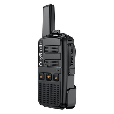 Radios portátiles de dos vías de 5W de color negro con batería recargable y cargador USB