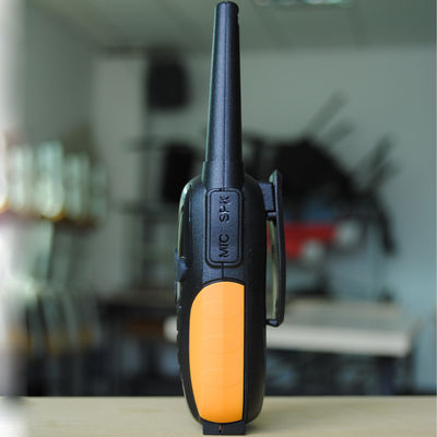 Radio Walkie Talkie portátil de banda doble VHF UHF Radio digital portátil con intercomunicadores de batería completa