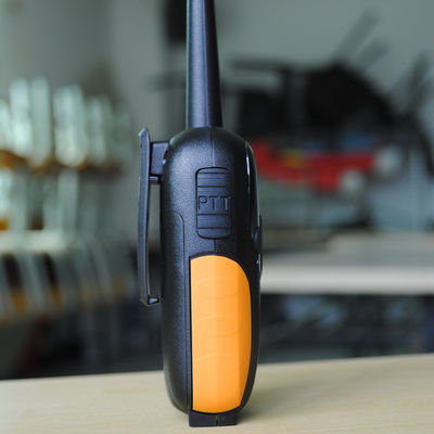 Radio Walkie Talkie portátil de banda doble VHF UHF Radio digital portátil con intercomunicadores de batería completa