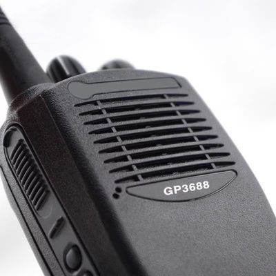 Se trata de un sistema de transmisión por radio de alta frecuencia que se utiliza para transmitir información a través de los canales de radio de alta frecuencia.