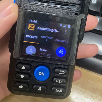 Comunicación en tiempo real con Avaialble OEM 110 * 56 * 34mm Walkie Talkie y pantalla de colores