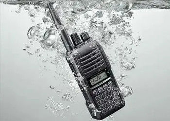 200 g Walkie-Talkie de doble frecuencia a prueba de agua y digital para comunicación al aire libre